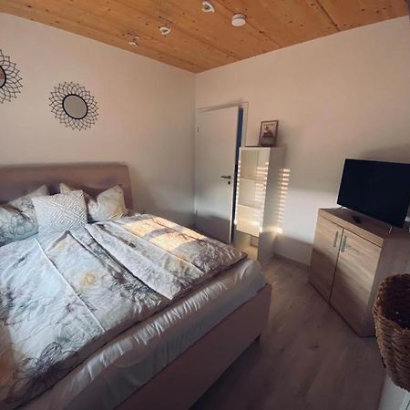 Zimmer M. Eigenem Bad Und Badewanne Direkt Am Wald Amoeneburg Luaran gambar