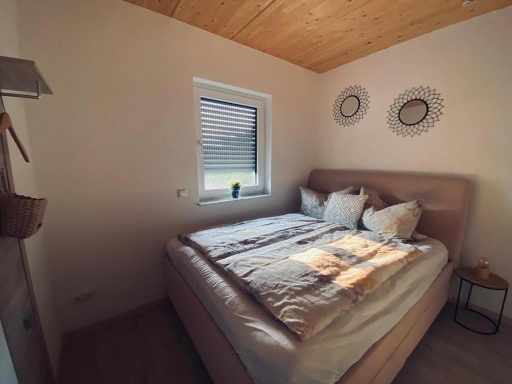 Zimmer M. Eigenem Bad Und Badewanne Direkt Am Wald Amoeneburg Luaran gambar