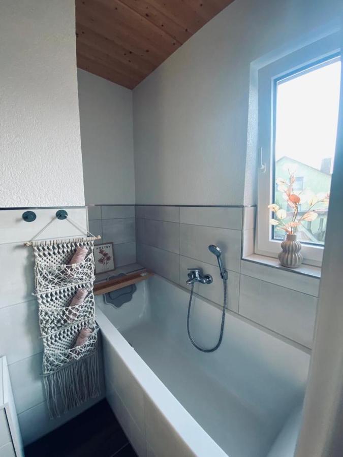 Zimmer M. Eigenem Bad Und Badewanne Direkt Am Wald Amoeneburg Luaran gambar